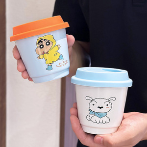 แก้วเซรามิคลายการ์ตูนเครยอนชินจัง พร้อมฝาและหูจับ สีฟ้า ส้ม เหลือง ชมพู สำหรับเดินทาง ใช้ในออฟฟิศ แก้วเดี่ยว - Product Image 5