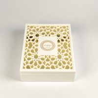 Boîte à chocolats personnalisée en bois brillant avec 9 compartiments, fentes en feuille métallique, découpe laser ajourée et couvercle à charnière pour l'emballage de friandises de fêtes musulmanes