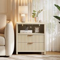 Nakas Modern Bergaya Fluted dengan 2 Laci dan Stopkontak AC Terintegrasi, Meja Samping Kayu Kokoh untuk Kamar Tidur, Ruang Tamu, dan Rumah