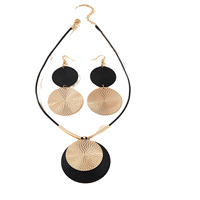 Ronde schijfketting Dames High-End Licht-luxe Modieus Nieuw Hangertje Ketting Oorbellen Valentijnsdag Cadeau voor vrouwen