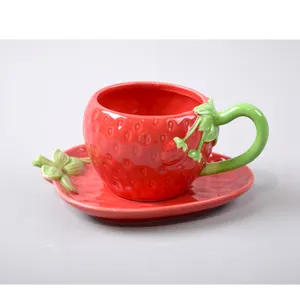 Bán buôn Nhà cung cấp tùy chỉnh dâu tây dứa hình dạng trái cây Hand Painted Ceramic Mug Cà Phê Trà Sữa cup dễ thương Mug với chiếc đĩa