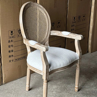 Chaise en bois massif osier en rotin vintage américain et français avec dossier vieilli Windsor