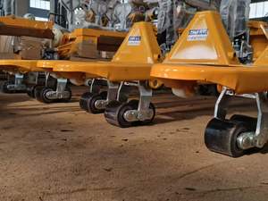 Chariot à main hydraulique avec roues en caoutchouc silencieuses, extension de fourche personnalisée adaptée aux fourches à palettes de style européen de 550 mm de largeur - Product Image 6