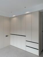 Armoire blanche minimaliste moderne avec tiroirs, design sans poignées, finition laquée pour le rangement de la chambre