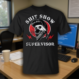 Camiseta con diseño de calavera de Supervisor de Shit Show, diseño sarcástico con humor laboral, cuello redondo negro - Product Image 3