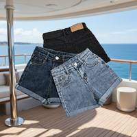 Shorts en jean pour femmes, taille mi-haute, classiques et durables, avec ourlet retroussé, look élégant et polyvalent, incontournable pour l'été décontracté