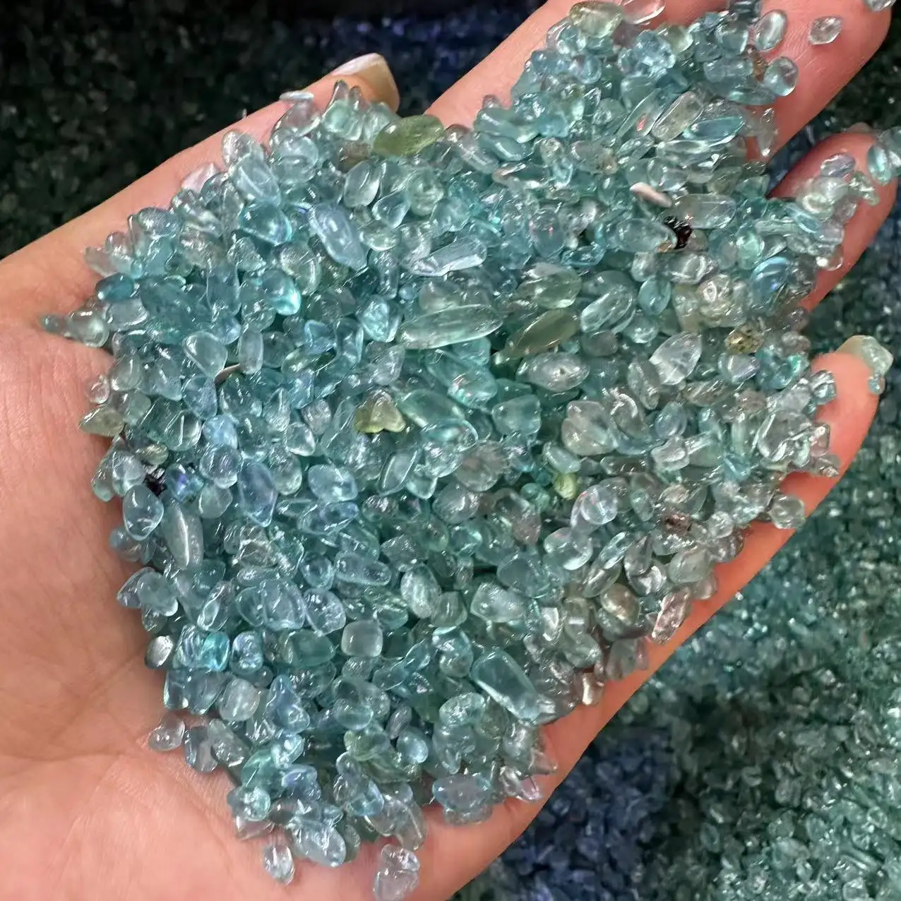 Toptan toplu doğal yüksek kalite mavi apatite kristaller taşlar taş şifa kaba çip fen shui için