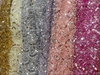 Tissu en strass de cristal, perles et pierres multicolores cousues en forme d'éventail pour robes de mariée et costumes – Vente en gros