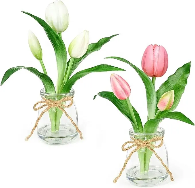 Tischdekoration in Form von Kunstblumen in Glasvase mit Phantasiewasser rosa Tulpen mit echter Befindigkeit Blumen mit Vase