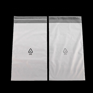 Nhà máy nóng bán Frosted CPE Túi tùy chỉnh kích thước tự dính nhựa Cáp USB điện thoại di động Phụ kiện bao bì túi - Product Image 4