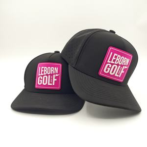 Gorras de golf deportivas de perfil medio con parche de PVC de 5 paneles, logotipo de leopardo, impermeables, con orificios cortados a láser y cuerda, personalizables al por mayor. - Product Image 1
