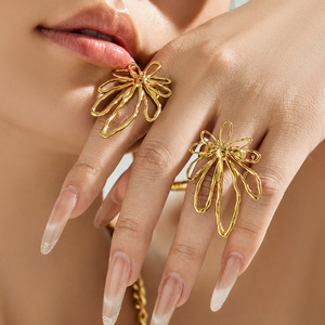 <span class=keywords><strong>Bague</strong></span> Fleur Creuse Abstraite Vintage Française pour Femme, Plaqué Or 18 carats, <span class=keywords><strong>Acier</strong></span> <span class=keywords><strong>Inoxydable</strong></span>, Bijou Artistique Floral Tendance - Product Image 1