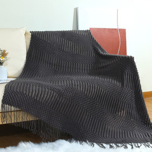 Vente en gros usine : Plaid tricoté confortable style nordique couleur caramel, à franges, pour canapé, hôtel et bureau - Product Image 4