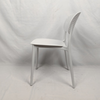 Chaises de salle à manger en polypropylène coloré personnalisé empilable au design moderne bon marché Offres Spéciales chaise de jardin extérieure résistante aux intempéries