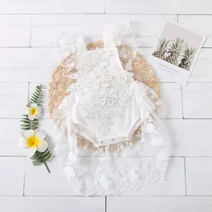 Neugeborene Baby Mädchen Kleidung Spitze 3D Blumen stickerei Perle Süße Prinzessin Weißer Quadrat Kragen Falbala Fliegen ärmel Stram pler