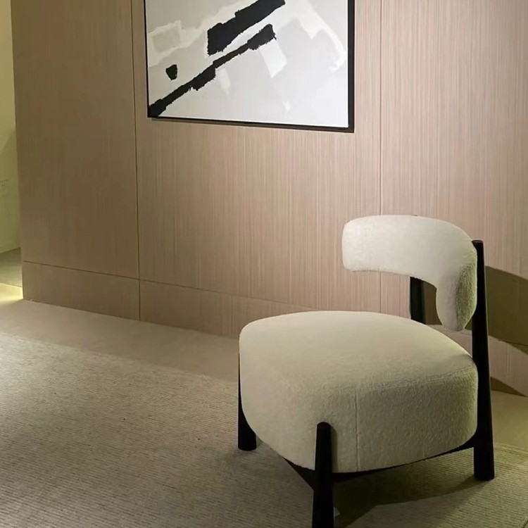 เบาะนุ่มสีขาวพร้อมขาสีดำ