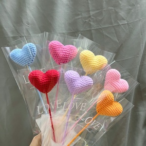 Bouquet personnalisé coloré de petites fleurs en laine crochetées en forme de cœur, cadeau fait main pour mariage ou Saint-Valentin - Product Image 4
