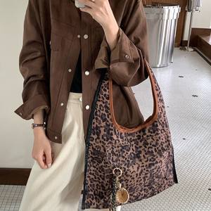 Sac fourre-tout en toile à imprimé léopard pour femmes, grande capacité, boucle magnétique, poche zippée, sac à bandoulière décontracté pour tous les jours - Product Image 2