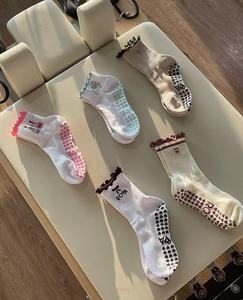 फ़ैक्टरी रंग लोगो के लिए कढ़ाई विरोधी पर्ची चालक दल मोजे के साथ मोके लिए मोक रफ़ल पकड़ मोजे के साथ मोजे को ढेर करता है - Product Image 1