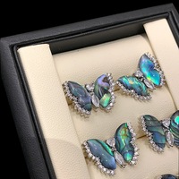 Boucles d'oreilles clous unisexes de luxe tendance style Hong Kong, plaqué platine, zircon, coquille d'ormeau des profondeurs, papillon, effet lueur aurore