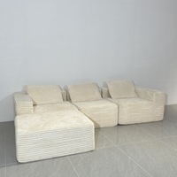 Kompaktes Kleines Stoffsofa für das Wohnzimmer. Minimalistisches Würfelförmiges Dreisitzer-Sofa-Set mit Hoher Dichte