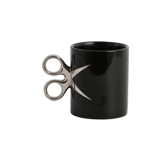 Tasse à café de luxe en céramique de porcelaine écologique de 350 ml, avec poignée en forme de ciseaux créatifs et finition électroplaquée - Product Image 1