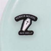 Pin esmaltado de película de terror Coffin Horror con texto gótico, insignia de solapa, adorno decorativo para ropa y mochila