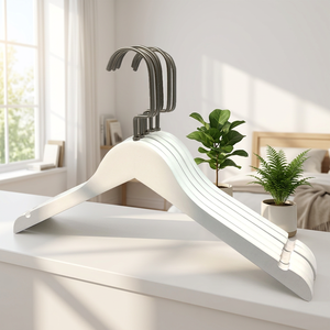 Cintres en bois blancs modernes et durables avec logo personnalisé et crochet métallique - Tailles homme et femme pour commandes sur mesure - Garantie de qualité - Product Image 5