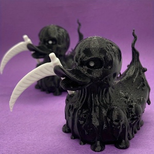 Statua di Anatra Morta Terrificante Stampata in 3D Stile Mid-Century Modern - Occhi Rossi Luminosi con Falce per Laurea - Product Image 4