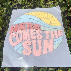 カスタム刺繍アイロン接着ロゴパッチ 熱転写 ホワイト レッド フェイスオーバーフィア ふわふわパッチ 衣類用 - Product Image 2