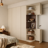 Moderner Maßgefertigter Schlafzimmerschrank mit Gebogener Ecktür Offenes Regal Cremeweiße Holz-Aufbewahrungseinheit