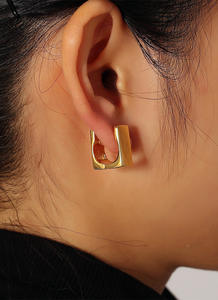 Boucles d'oreilles créoles carrées de conception simple en or jaune bijoux de mode de style religieux pour les filles pour les fiançailles - Product Image 2