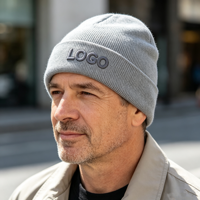 Op maat gemaakte rib gebreide acryl beanie wintermuts met 3D geborduurd patroon unisex reis strandmuts