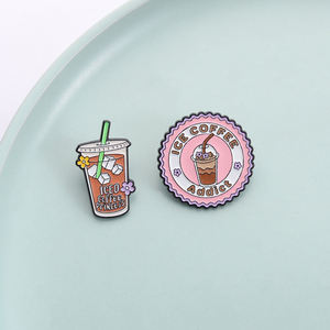 Pin Pecinta Kopi Es Gaya Minuman Lucu Desain Putri Kopi Es untuk Penggemar Kopi Hadiah Ransel - Product Image 1