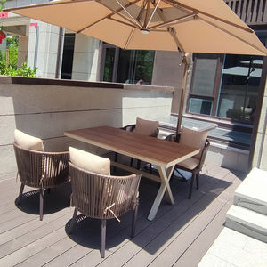 Ensemble de salle à manger d'extérieur moderne, durable et imperméable avec chaises en rotin tressé et table à structure en aluminium pour patio - Product Image 4