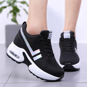 Xuanhui Nouvelle Collection <span class=keywords><strong>Baskets</strong></span> Décontractées Sportives Holographiques Respirantes à Talon Compensé Discret et Plateforme à Coussin d'Air pour Femme - Product Image 1