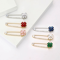 Broche en métal plaqué or et argent, motif trèfle à quatre feuilles entièrement orné de strass, épingle de sûreté pour la vente en gros de bijoux - Nouvelle tendance porte-bonheur