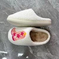 Chaussons de maison d'hiver confortables en peluche douce anti-dérapant brodé visage souriant bottes TPR semelle extérieure et semelle intérieure en tissu
