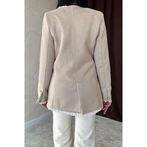 Chaqueta de Mujer de Gamuza Vacuna Beige con Forro a Rayas y Mangas Largas - Product Image 1