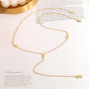 Collar Minimalista con Cadena de Eslabones Chapada en Oro, Colgante con Letra Inicial del Alfabeto, Collar con Letra LOVE - Product Image 3