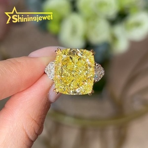 Anello di Fidanzamento con Diamante Sintetico Ovale Dorato per Donna, Certificato IGI, Elegante e Lussuoso - Product Image 3