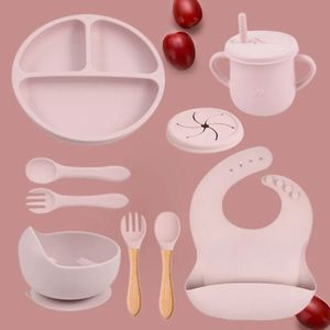 Ensemble de vaisselle pour bébé en silicone antidérapant avec assiette, bol, cuillère, fourchette, bavoir et tasse (5/9 pièces) - Product Image 1