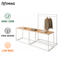 Tables de présentation de vêtements pour la vente au détail avec cadres métalliques ouverts pour pulls pliés, chemises et accessoires de mode