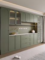 Buffet arqué vert sauge style crème français avec verre cannelé pour salon, équipé de lumières LED et de charnières à fermeture douce