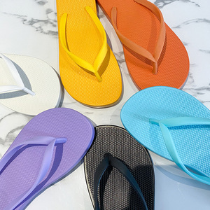 Vente en gros de tongs d'été pour femmes, chaussures plates décontractées de plage, semelles intérieures bon marché, tongs pour femmes - Product Image 2