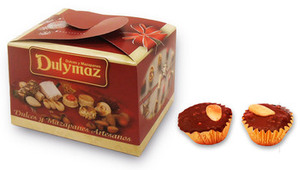 Pasta di mandorle fatta a mano al cioccolato fondente forma solida con noci croccanti popolari per le feste - Product Image 3