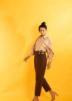 Ensemble coordonné beige moka pour femme, tenue élégante en deux pièces avec un design élégant, look tendance, coupe confortable pour les fêtes