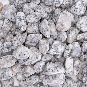 Grava decorativa en tonos negro y blanco, ideal para jardines y paisajismo, aporta estilo y mejora la drenación de la humedad en el. - Product Image 2