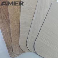Panneaux muraux décoratifs insonorisants en placage de bois Amer Factory, finition charbon