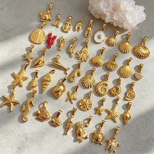 Ciondolo Bikini Tema Mare e Oceano |   Ciondoli a forma di pesce, aragosta, stella marina e conchiglia in acciaio inossidabile placcato oro PVD 18K |   Impermeabile Ipoallergenico - Product Image 4